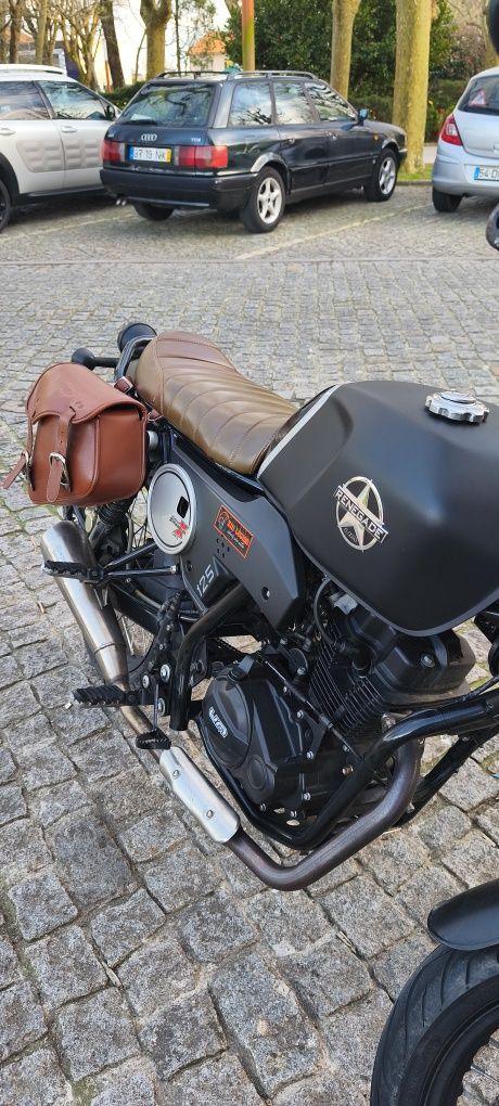 Um scrambler x cafe 125cc