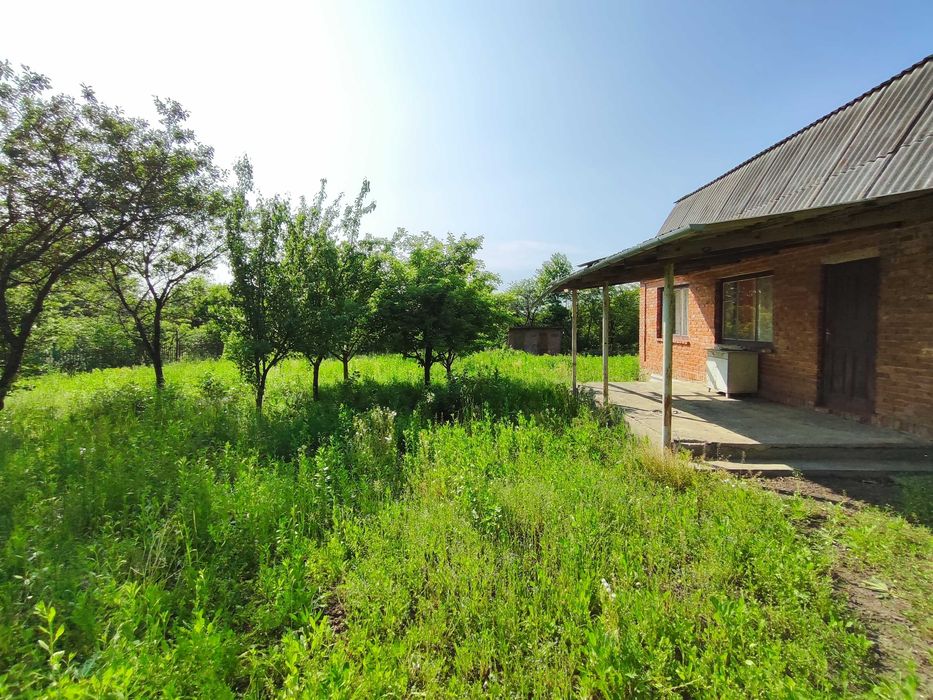 Дачний будинок з земельною ділянкою