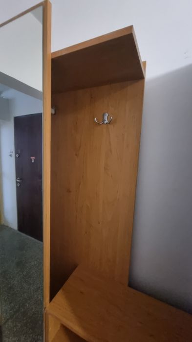 Szafka na korytarz z wieszkami, drążkiem i miejscem na buty
