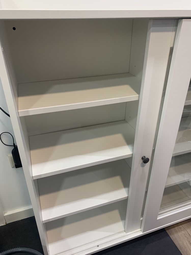 Cristaleira branca Ikea
