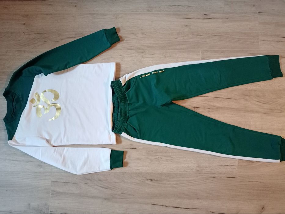 Спортивный трикотажный костюм