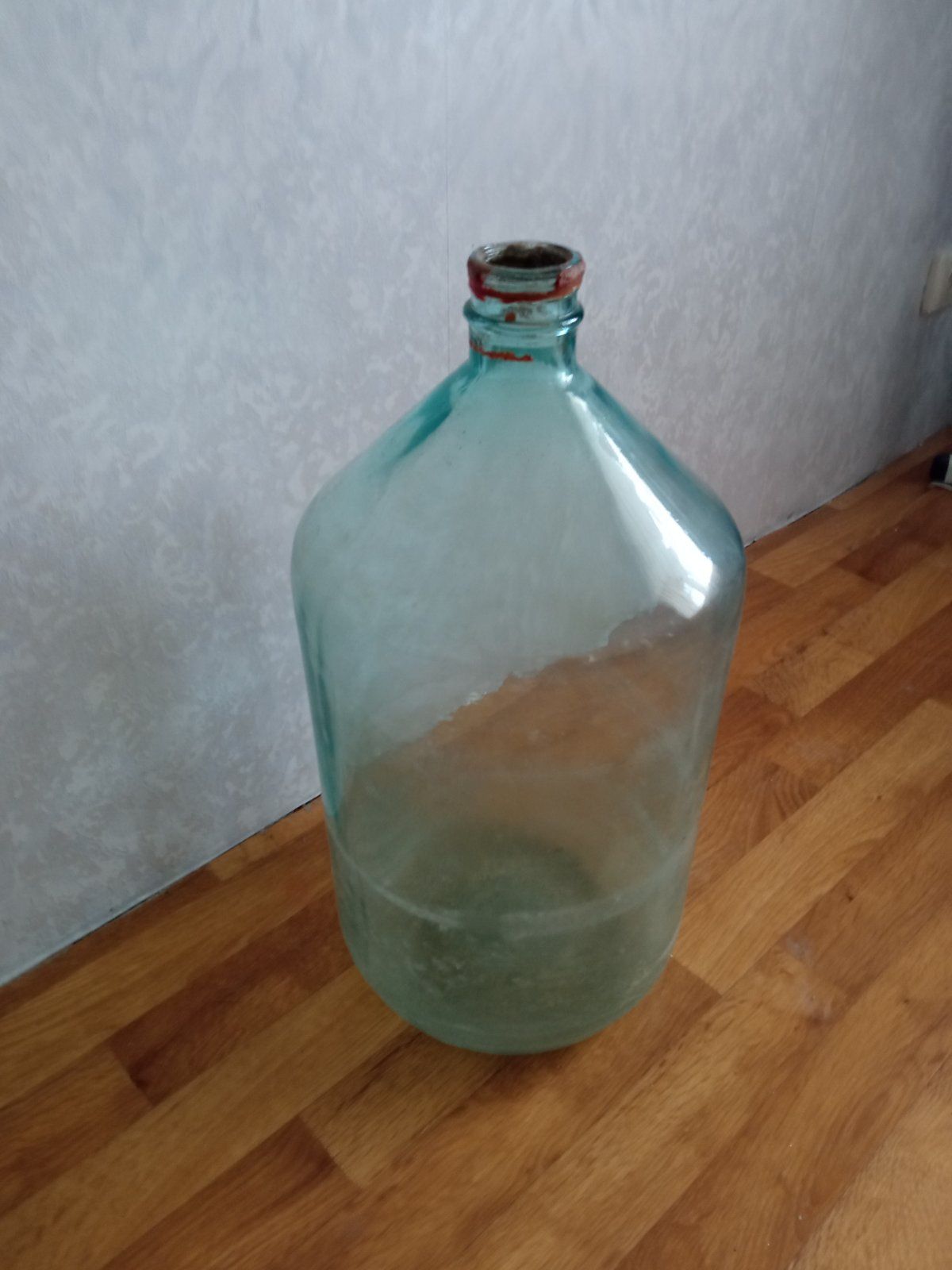 Продаю 3 стеклянных бутыля