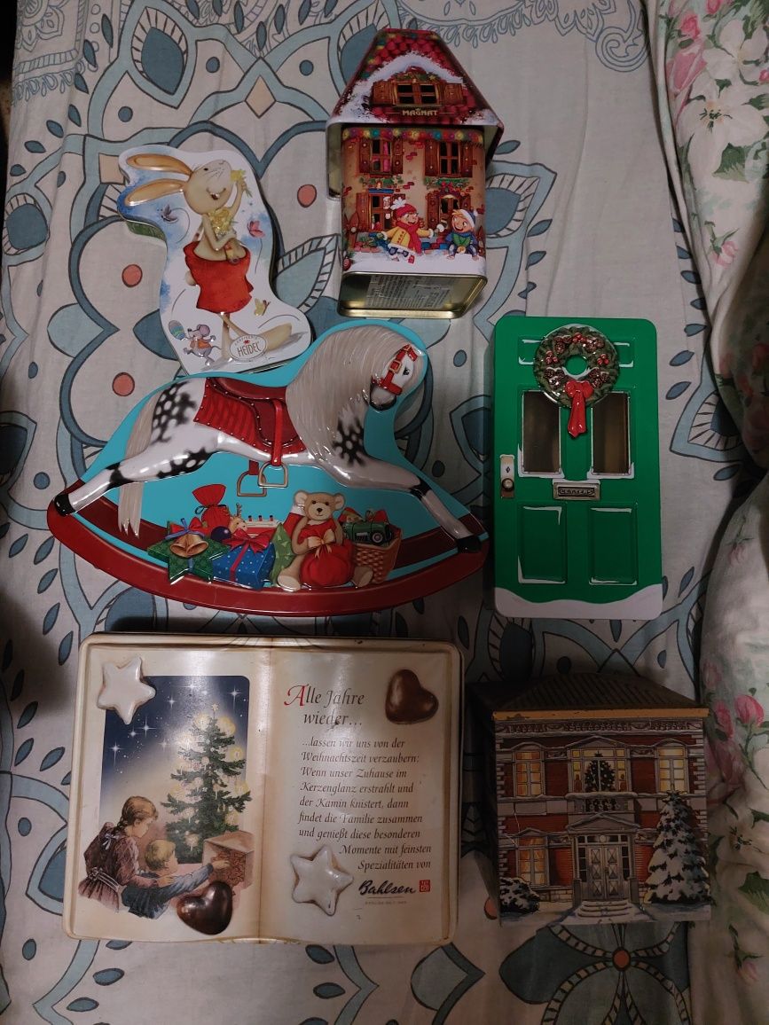 Металеві коробки на різдвяну і пасхальну тематику