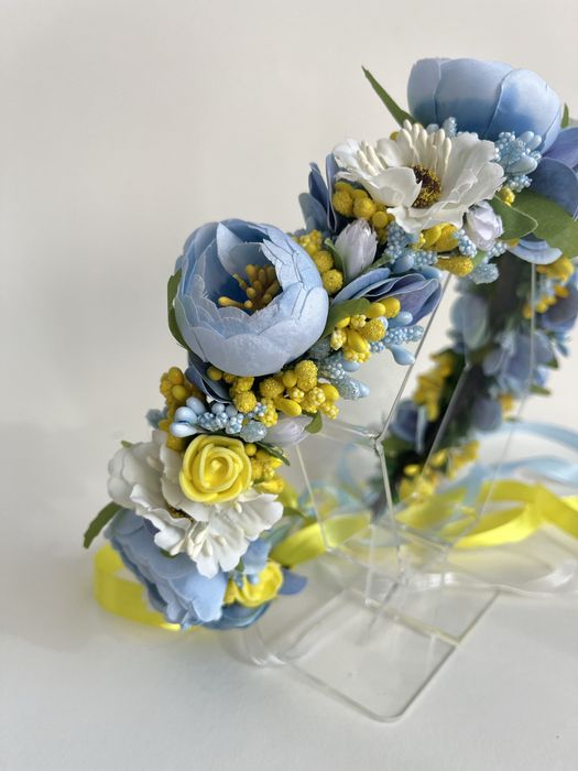 Пишний плетений віночок зі стрічками в патріотичних кольорах