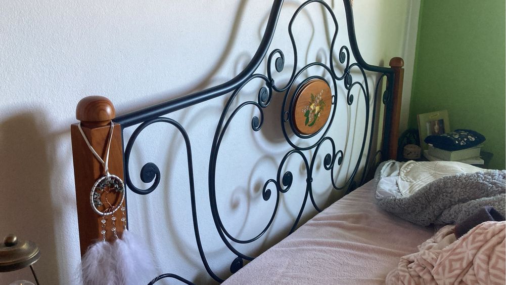Conjunto de cama + mesas de cabeceira