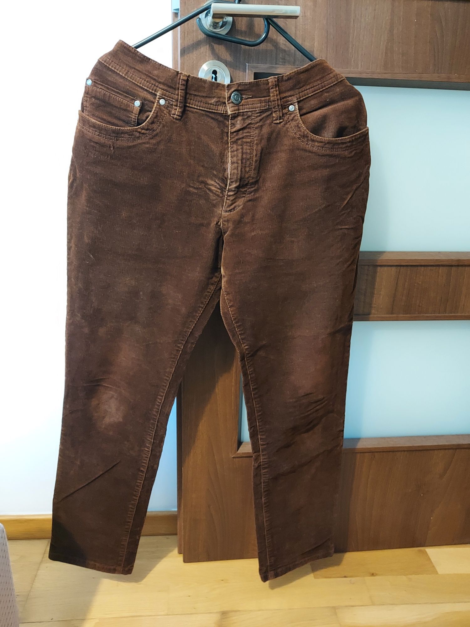 Markowe spodnie jeans z kieszeniami brązowe Bugatti modernstyle Madrid