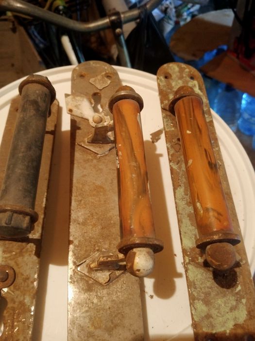 Двери входные деревянные