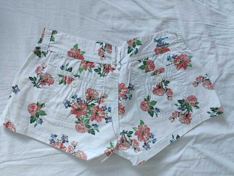 Calções curtos com padrão florido da Pepe Jeans