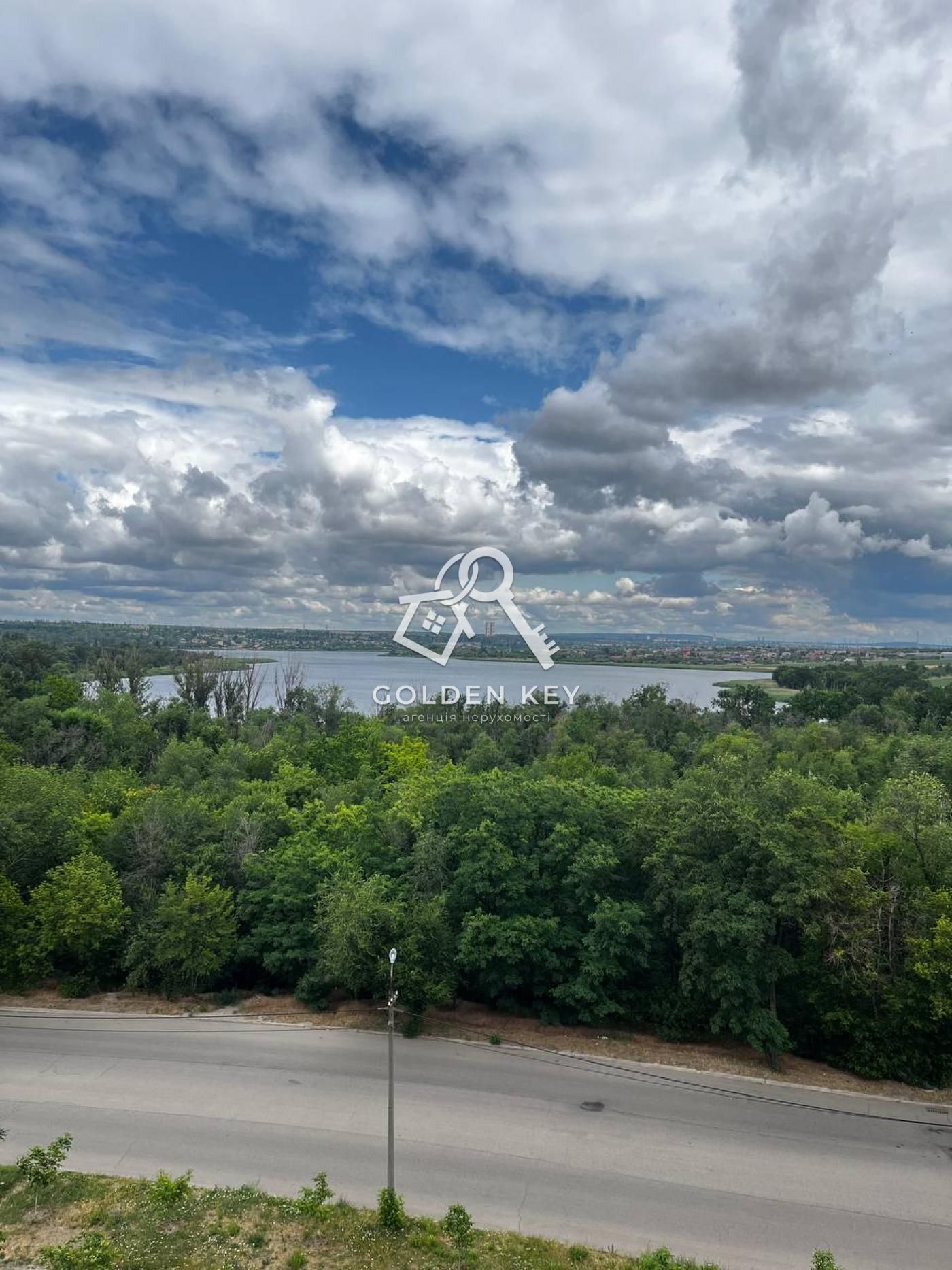 Продаж 4-кімнатної видової квартири на 5-му Зарічному
