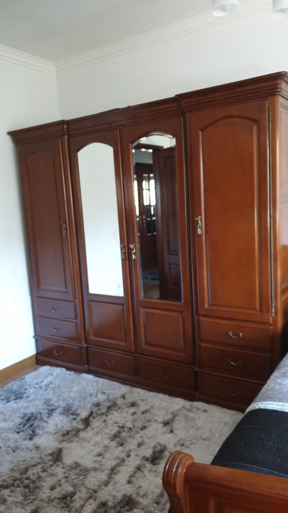 Vendo cama e Roupeiros como novos