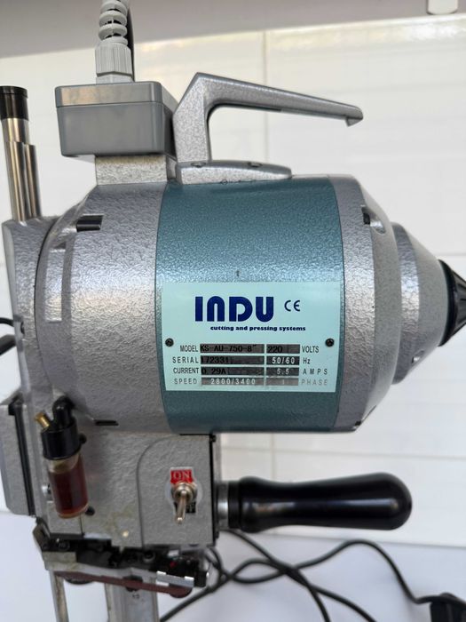 Nóż krawiecki pionowy INDU KS-AU-750-8"