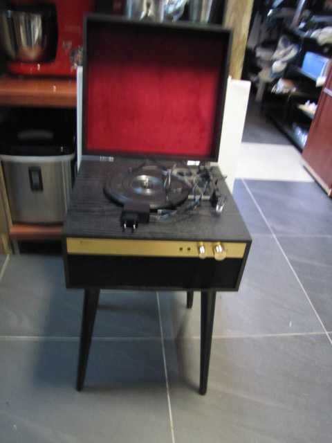 Gramofon w stylu retro walizkowy nogi drewniane Auna Berklee TT Case