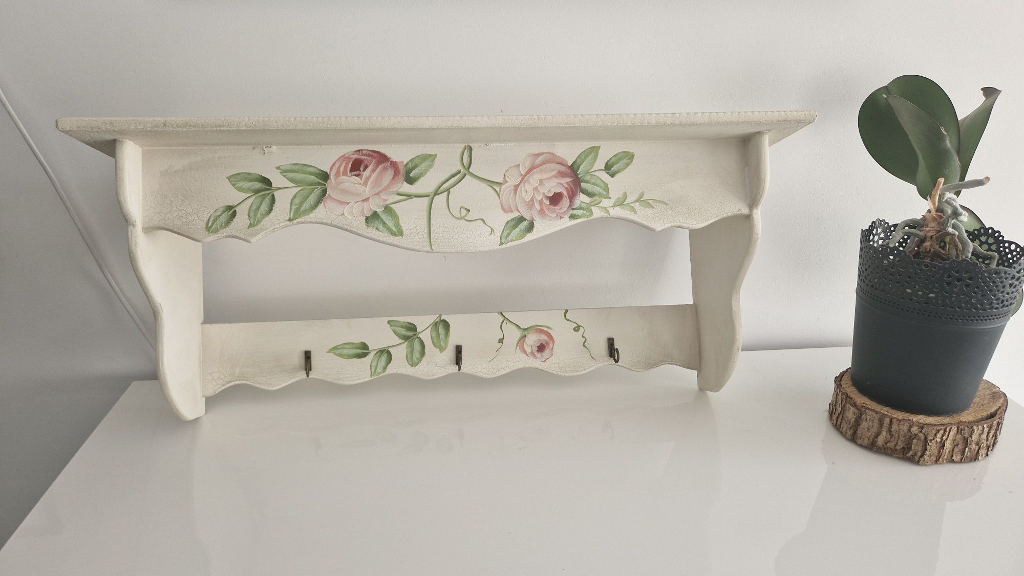 Ręcznie malowana półka vintage z motywem róż – 60x20x25 cm