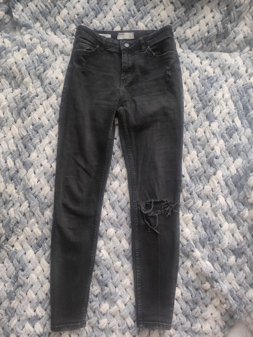Spodnie jeansowe Bershka czarne z rozdarciami S