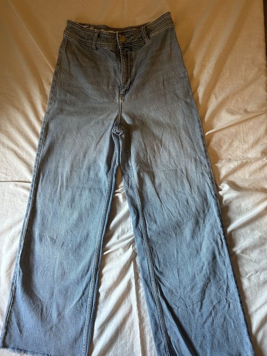 calças com algum desgaste