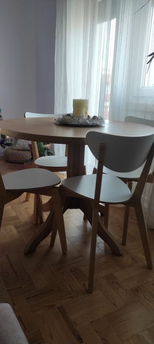 Mesa redonda de madeira