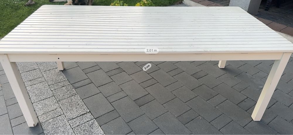 Duzy drewniany stół ogrodowy