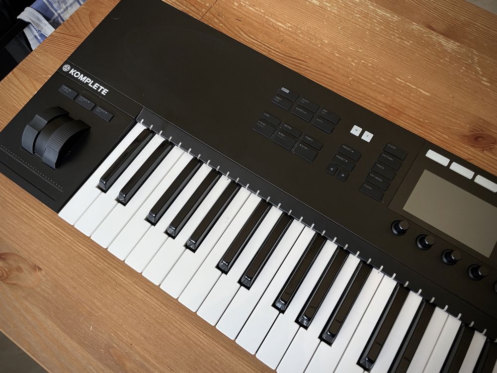 NI Komplete Kontrol S61 MK2 - BDB stan, Software