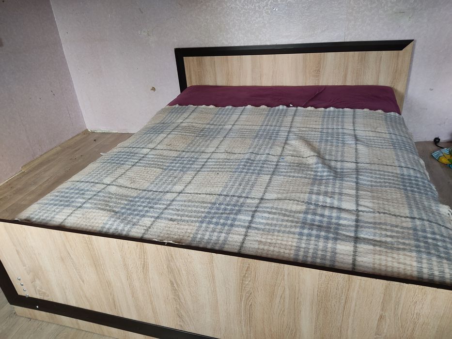 Продам 2 местная кровать с очень хорошим матрасом.
