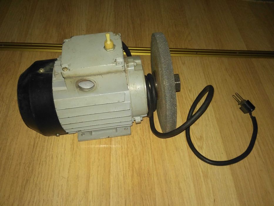 Двигатель асинхронный с установленным шлифовальным кругом СССР