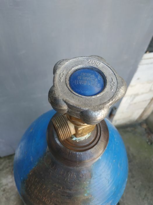 продам баллоны газовые кислородные углекислотные