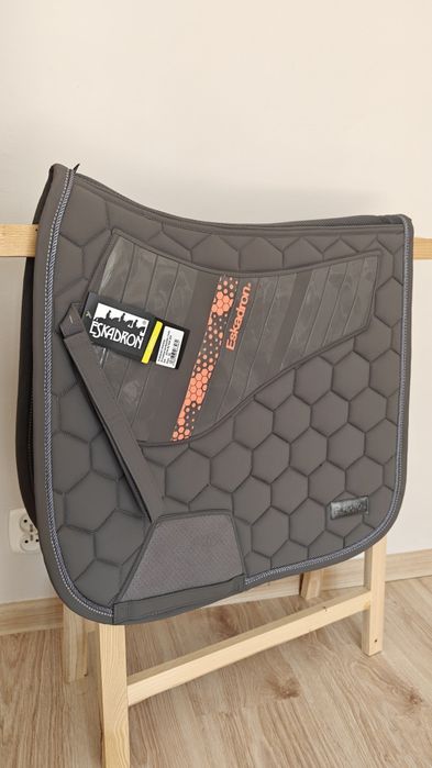 Nowy czaprak ujezdzeniowy Eskadron Softshell antyslip szary