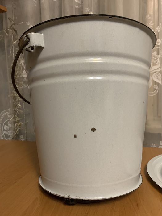 Продам ведро с крышкой объём 10л