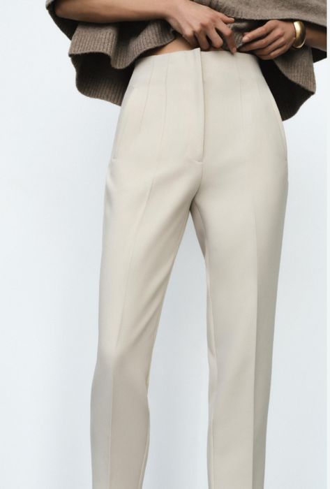 Базові брюки, бежевого кольору, розмір S. Завужені на талії.