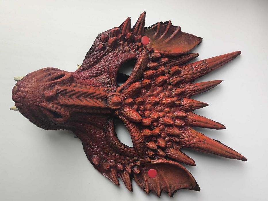 Червона карнавальна новорічна маска дракона.