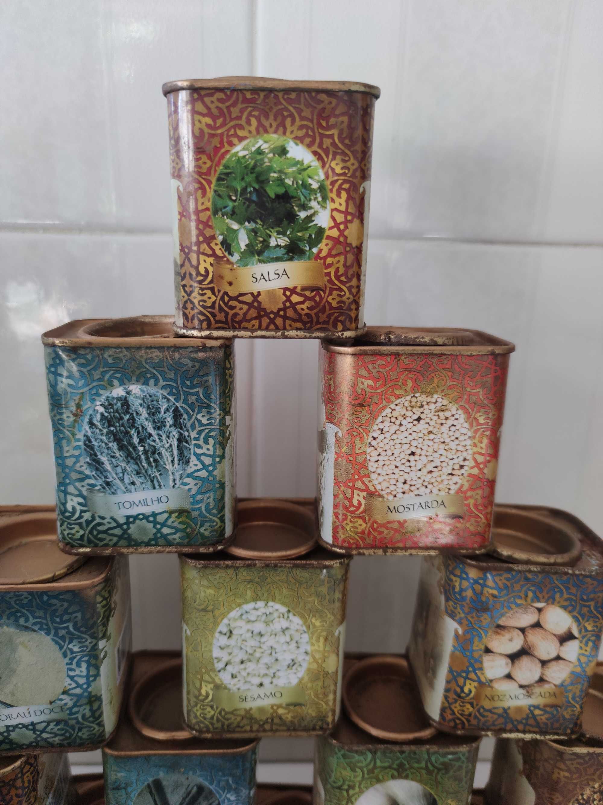 Latas de especiarias