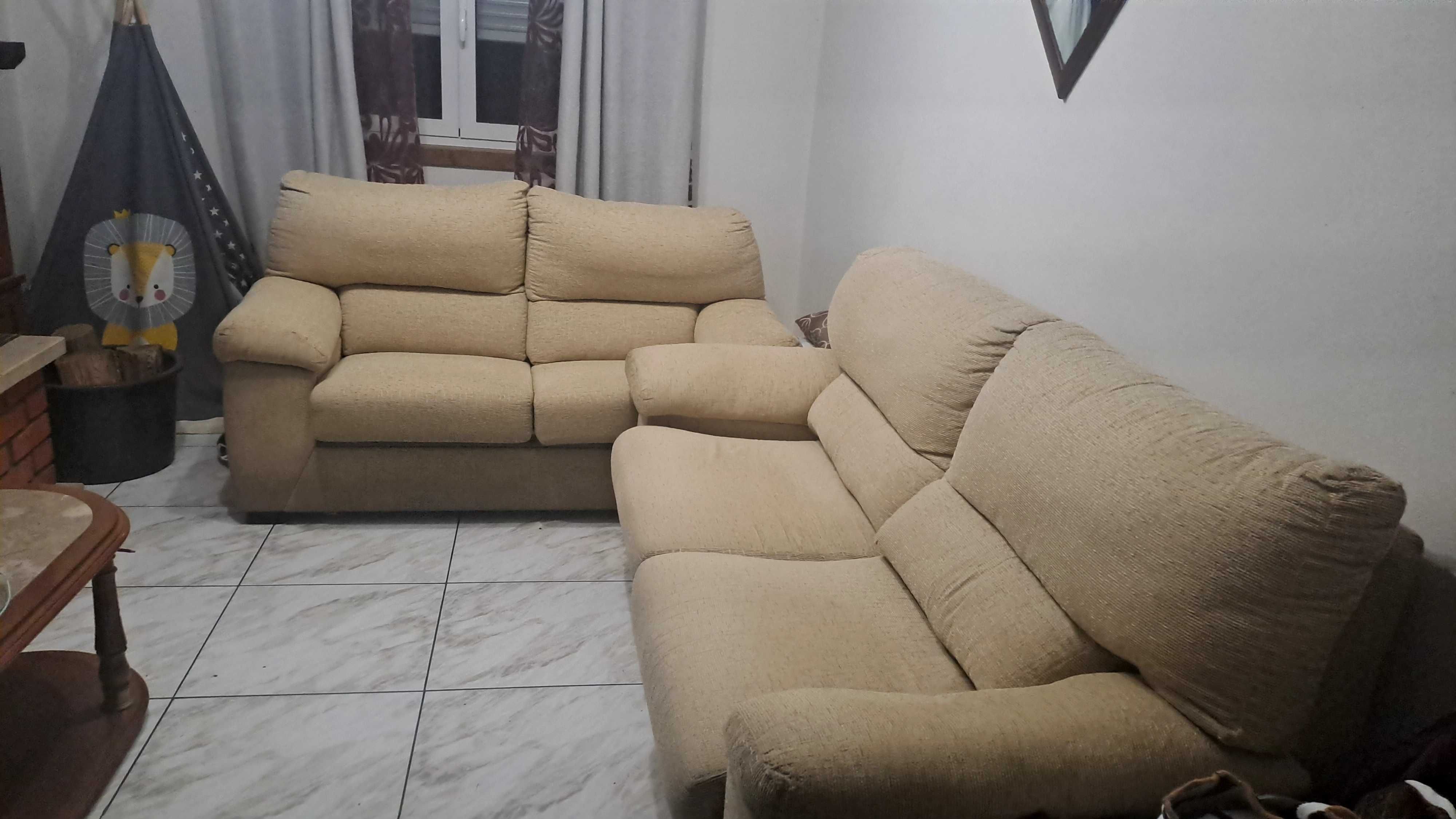 Conjunto sofás: 1 de 3 lugares mais 1 de 2 lugar