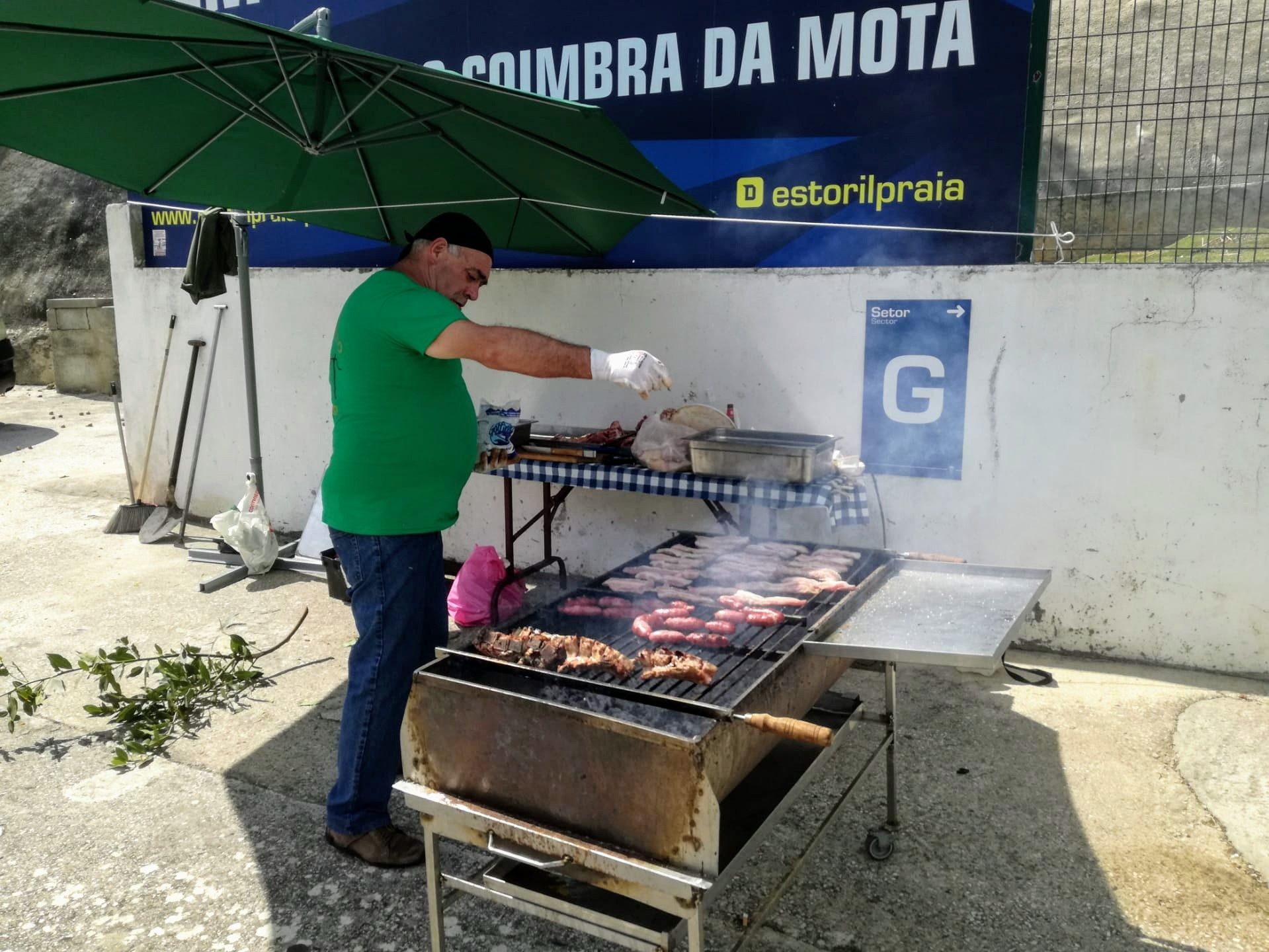 Porco no espeto, espetadas gigantes, grelhados e outras opções