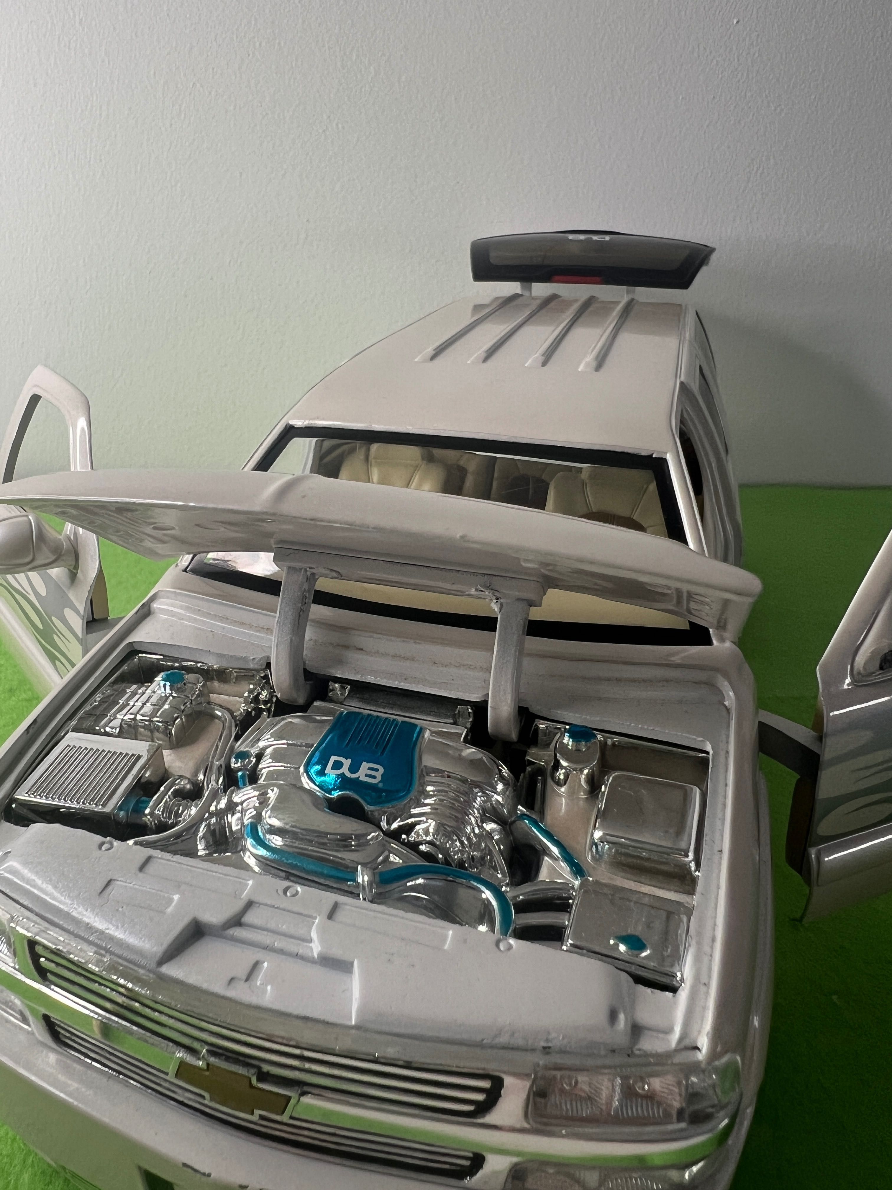 Chevrolet Suburban JadaToys 1:18 Branco – SUV DUB City Big Ballers