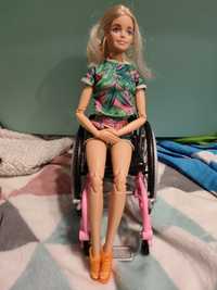 Lalka Barbie na wózku inwalidzkim z rampą