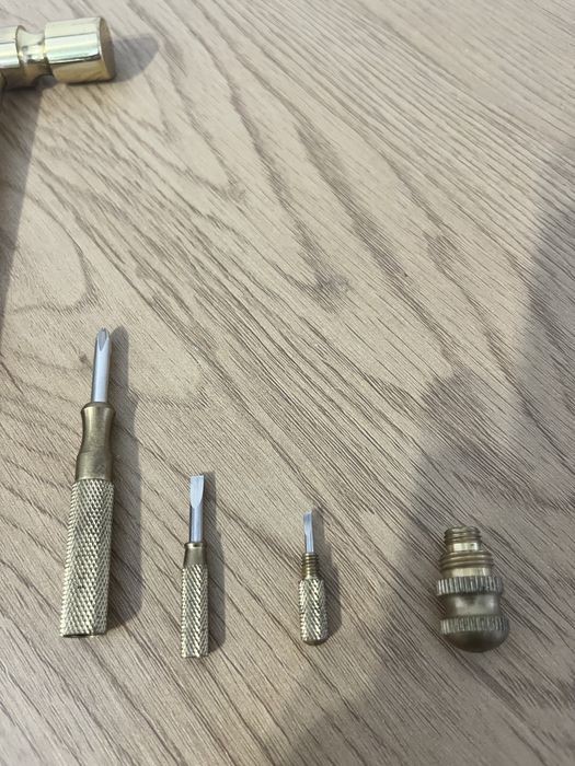 Młotek Mosiężny z Zestawem Mini Śrubokrętów Złoty Multitool