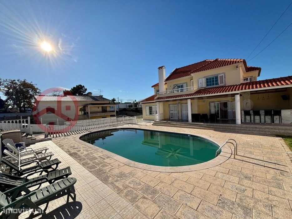 Moradia T4 com piscina e garagem, Corroios