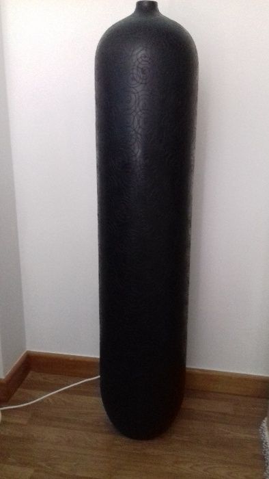 pote em madeira com relevo