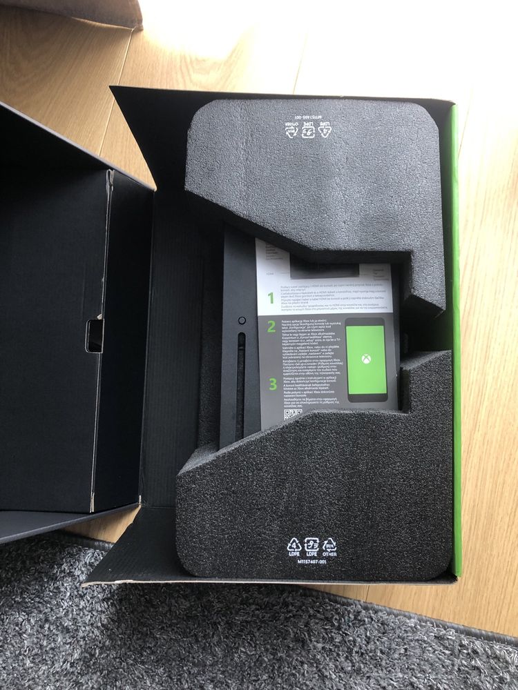 XBOX series X 1TB Forza Horizon 5 Edition + dwa kontrolery, okablowani