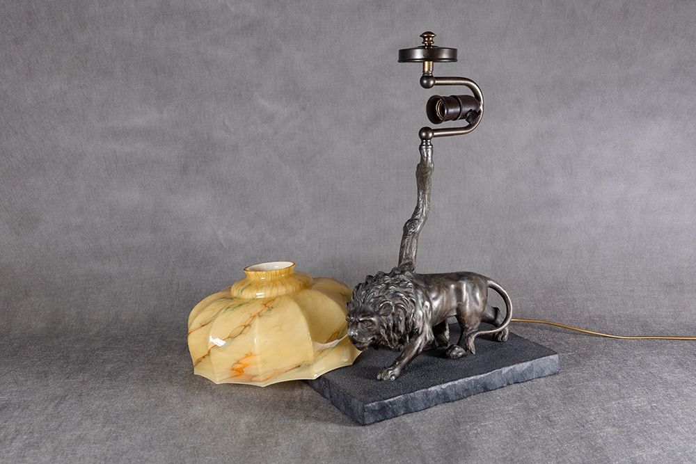 Lampa stołowa / biurkowa z figurą lwa, lata 30. XX wieku