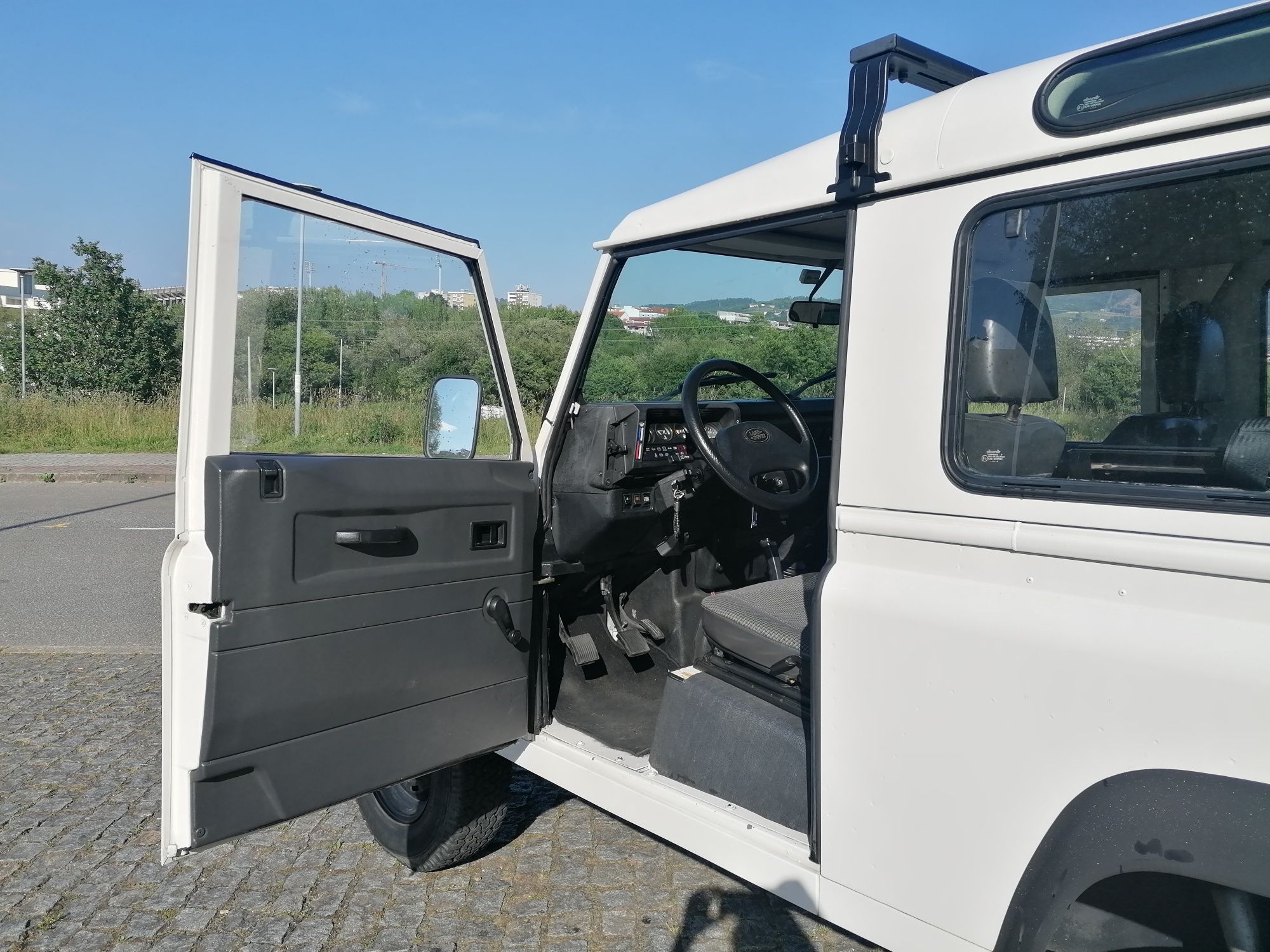 Land Rover Defender 90 2.5 300 TDi - 6 Lugares de Livrete