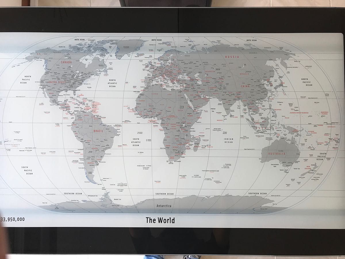 Secretária com tampo de vidro em L, mapa mundo