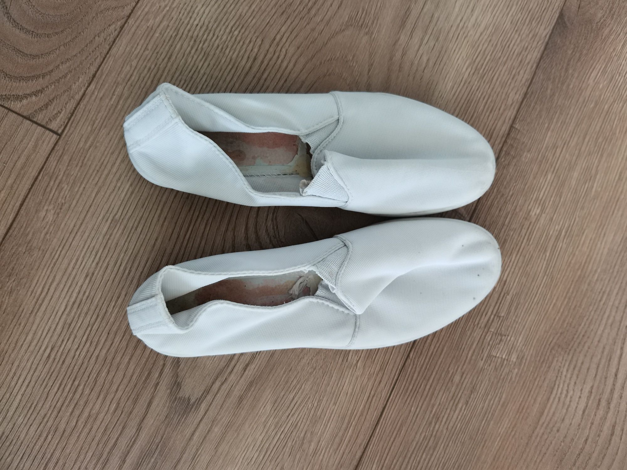 Białe wsuwane buty damskie