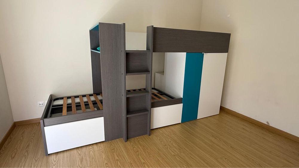 Cama beliche com gavetas e roupeiro em ótimo estado