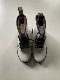 Dr. Martens . Взуття.