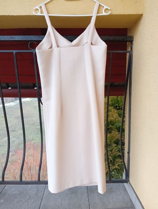 Prosta kremowa sukienka damska na ramiączkach