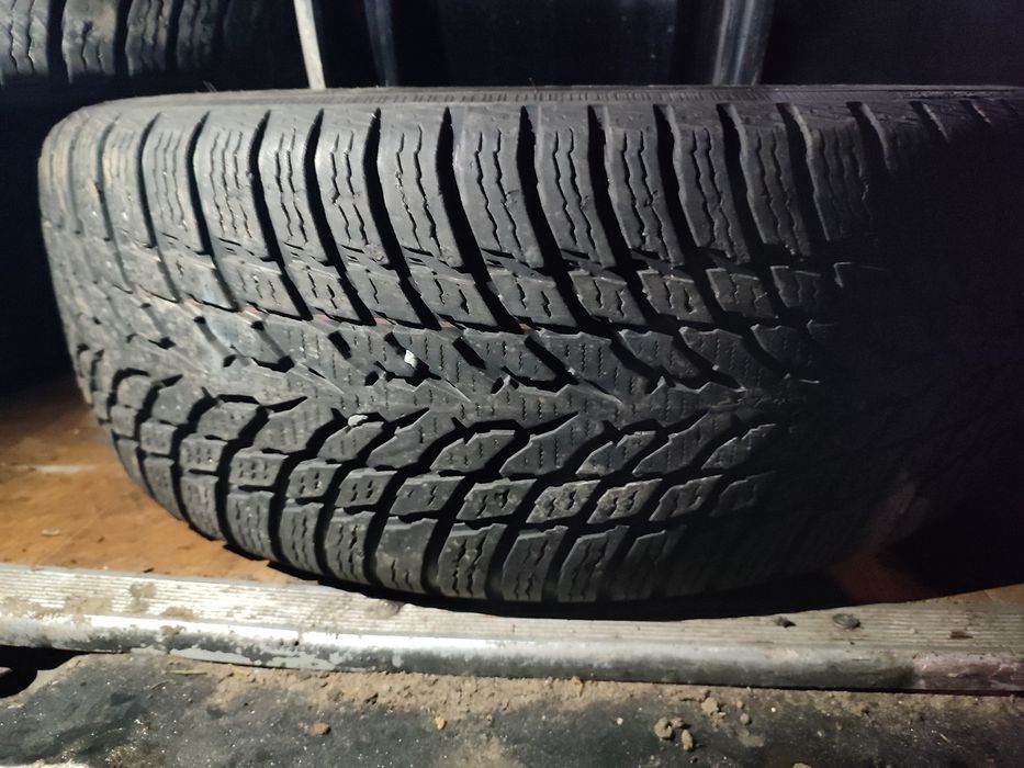 Шини Нокіан 215/55/17; гарний комплект зими та пара всесезонки , з ЄС