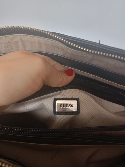 Torebka kuferek Guess czarna elegancka