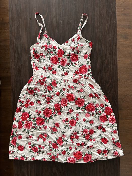 Biala sukienka na ramiączkach