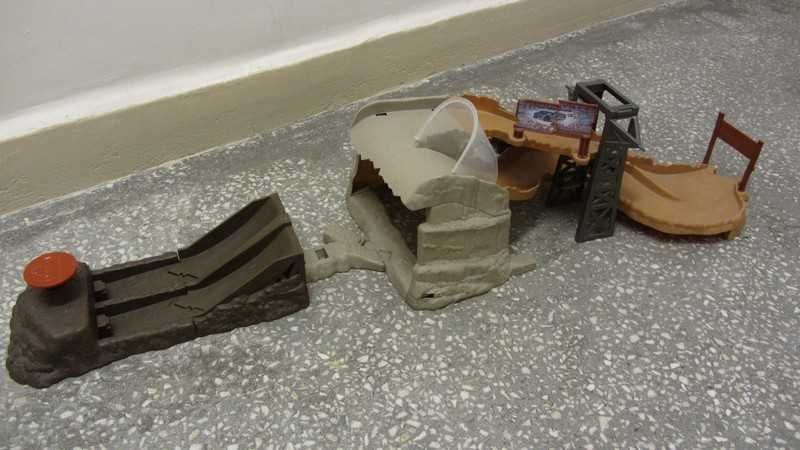 Tor wyścigowy nocne skoki na dwa auta cars wyrzutnia McQeen Zygzak