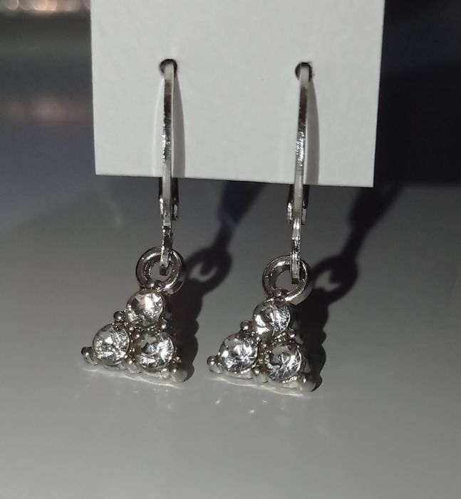 Nowe kolczyki wiszące srebrne trójkąty z diamencikami ze stali